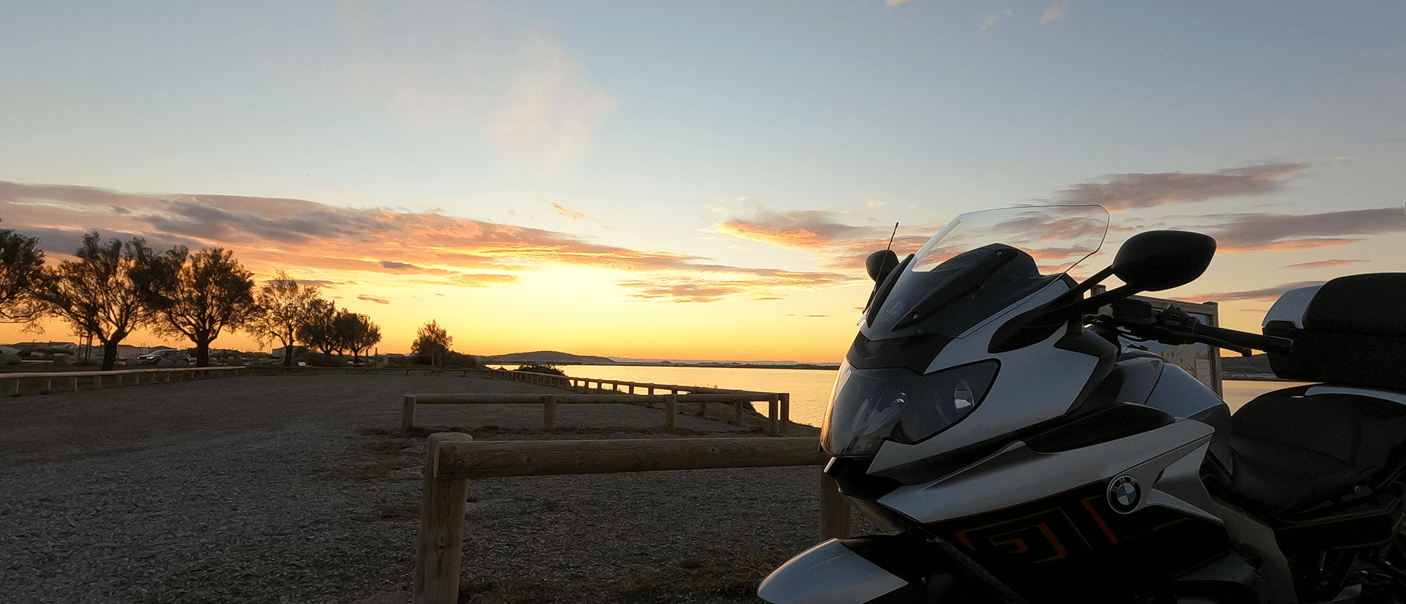 Coucher de soleil moto stationnée VIALEARN Moto.