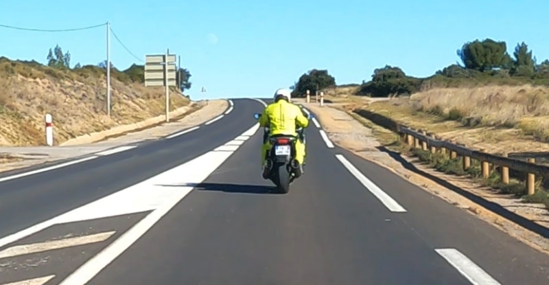 Vue arrière du placement à moto hors agglo VIALEARN Moto.