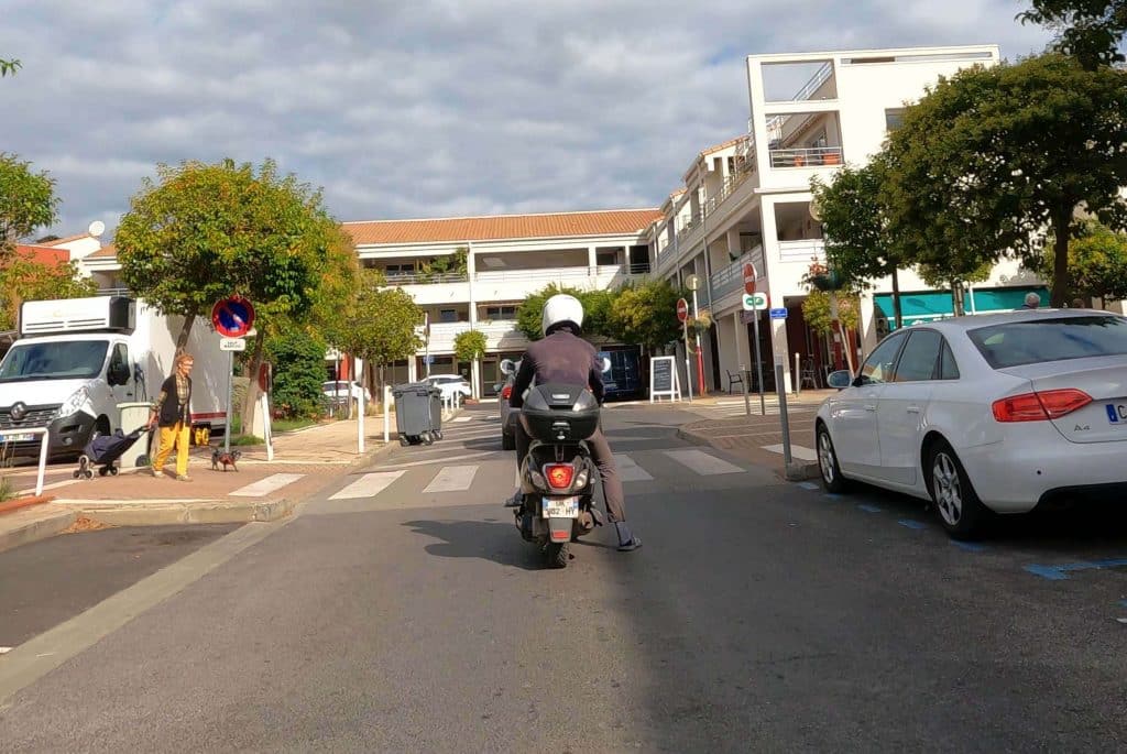 Vue du partage de la chaussée avec des usagers vulnérables VIALEARN Moto.