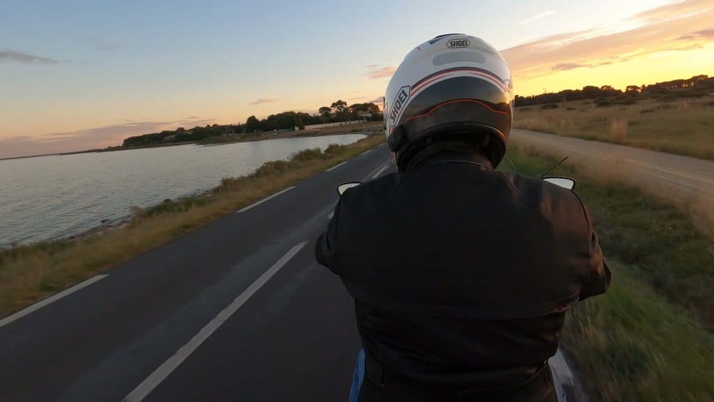 Circulation en bord d'étang VIALEARN Moto.