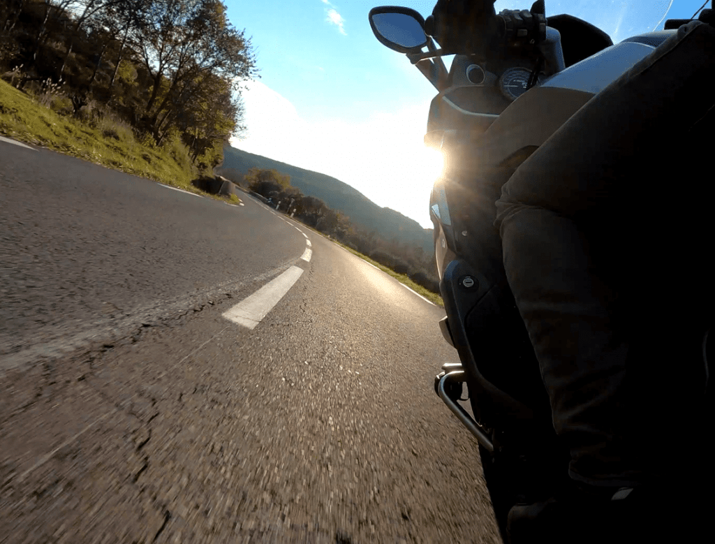 Vue de côté d'une moto inclinée en virage VIALEARN Moto.